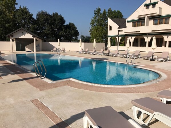 Outdoor pool, open 10 AM to 7 PM, pool umbrellas, sun loungers - Hotel Kovilovo (Belgrade)