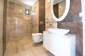 Villa | Badezimmer | Dusche, Handtücher