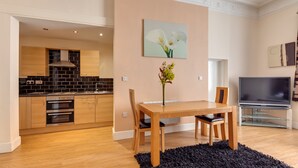 Signature Apartment | Iron/ironing board, free rollaway beds, free WiFi, bed sheets - Parade House (Doncaster)