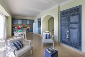 Villa, 2 habitaciones | Sala de estar | Una televisión de pantalla plana