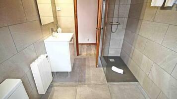 Quadruple Room | Bathroom shower