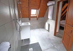 Twin Room | Bathroom | Shower, free toiletries, hair dryer, towels