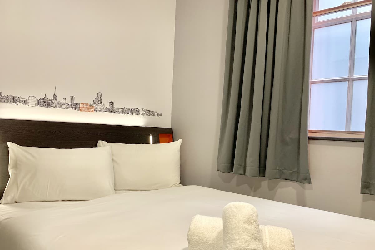 Double Room | Soundproofing, free WiFi, bed sheets, wheelchair access