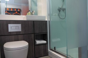 Shower, eco-friendly toiletries, hair dryer, towels - easyHotel Ipswich (Ipswich)