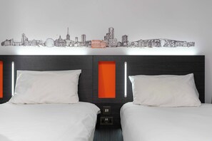 Basic-værelse med 2 enkeltsenge (No Windows) | Senge med madrasser af memory foam, lydisolering, strygejern/strygebræt