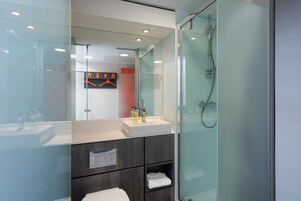 Ducha, artículos de higiene personal ecológicos y secador de pelo