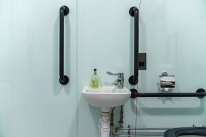 Douche, articles de toilette écologiques, sèche-cheveux