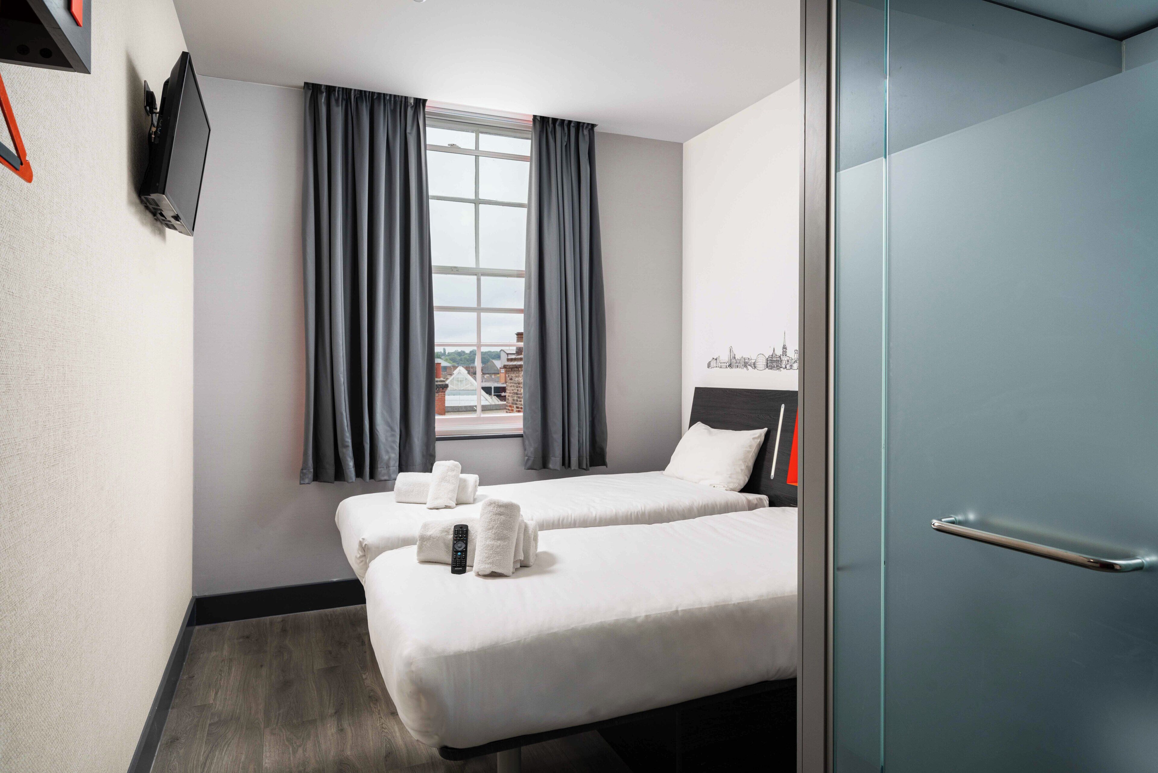 Habitación con 2 camas individuales | Camas con efecto memoria y insonorización 