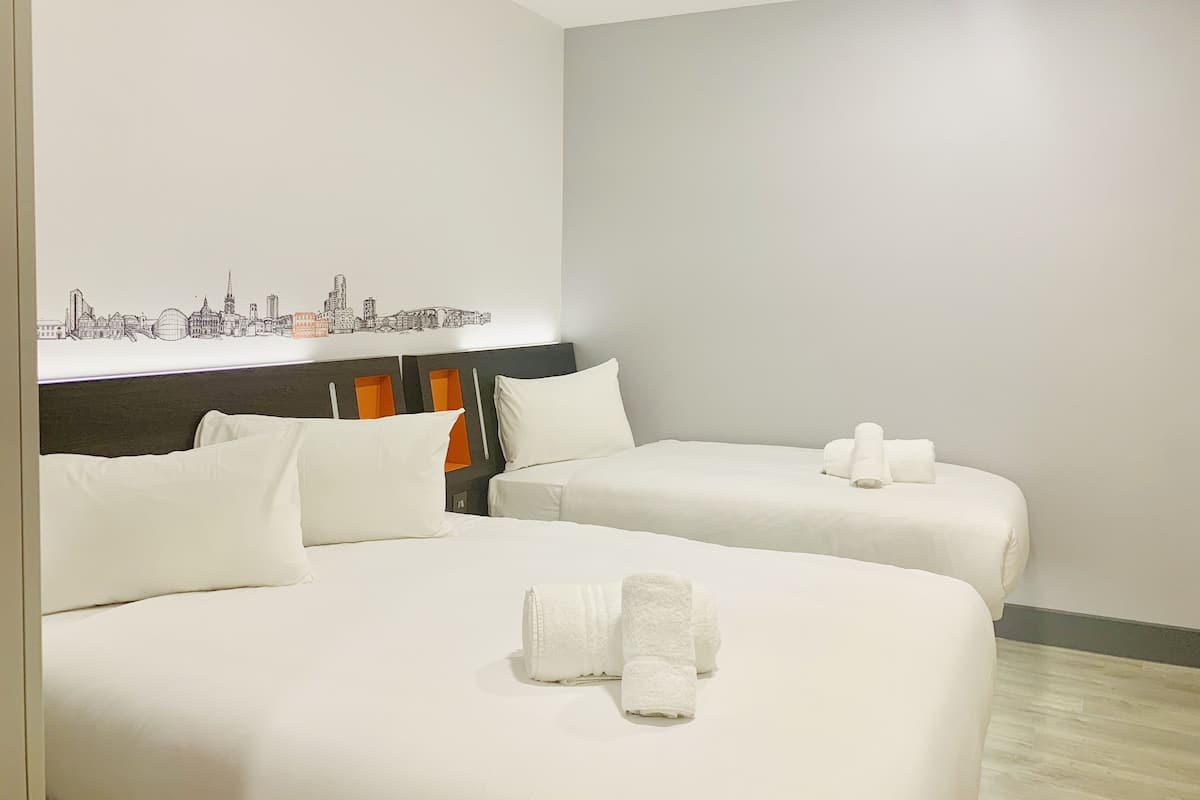 Family Room (No Windows) | Soundproofing, free WiFi, bed sheets, wheelchair access