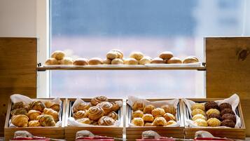 Desayuno continental diario (QAR 70 por persona)