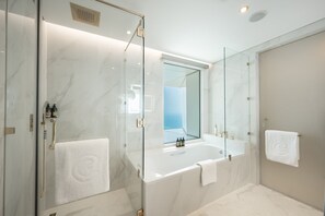 Separate bathtub and shower, eco-friendly toiletries, hair dryer - Centara West Bay Hotel & Residences Doha (Doha)