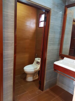 Shower, free toiletries, towels