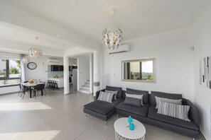 Villa, 3 soverom | Oppholdsområde | Flatskjerm-TV