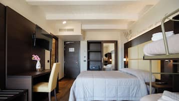 Superior Quadruple Room | Desk, soundproofing, free WiFi