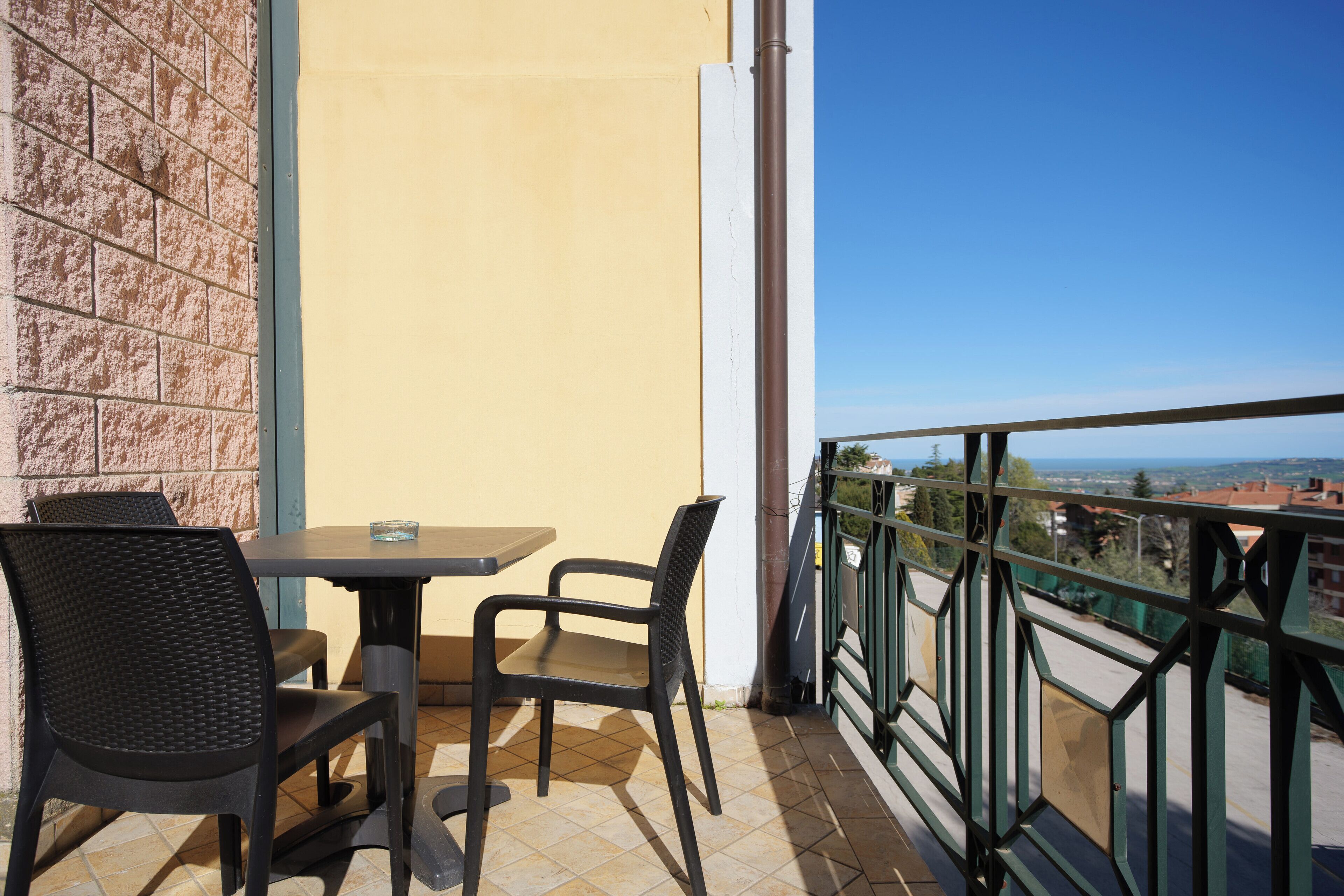 classic triple room | desk, soundproofing, free wifi