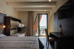 Habitación cuádruple superior | Escritorio, sistema de insonorización, wifi gratis