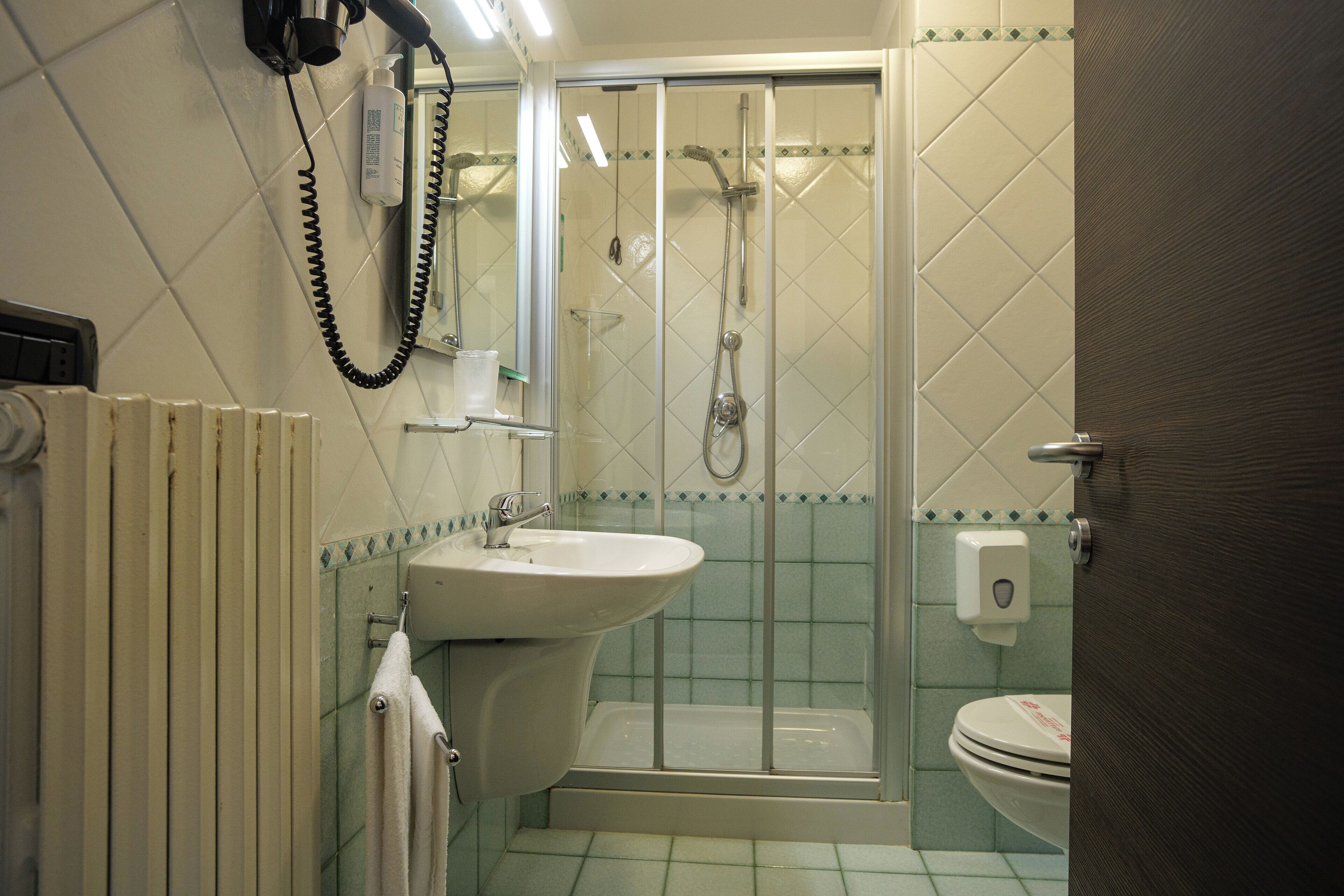superior single room | bathroom | shower, free toiletries, hair dryer, bidet