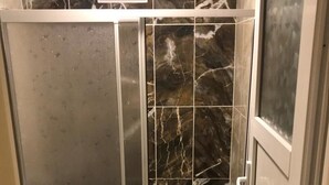 Dusj, dusjhode med hydromassaje, toalettartikler (inkludert) og hårføner