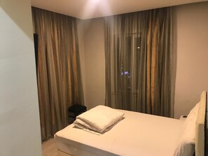 Suite | Desk, free WiFi, bed sheets - Petek Hotel (Gaziantep)