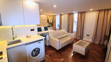 Large Studio | Cots/infant beds, free WiFi, bed sheets