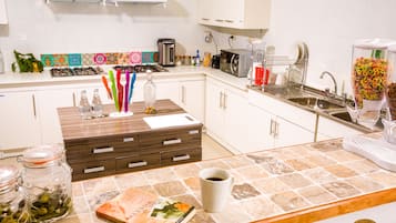 Refrigerador con congelador, microondas, horno y utensilios de cocina