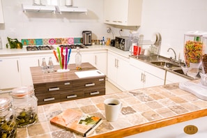 Refrigerador con freezer, microondas, horno, utensilios de cocina