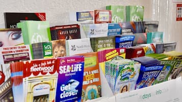 Presentación de varios folletos y guías de viaje, incluyendo destinos como Fleetwood Market, SeaLife Aquarium y atracciones en Blackpool.