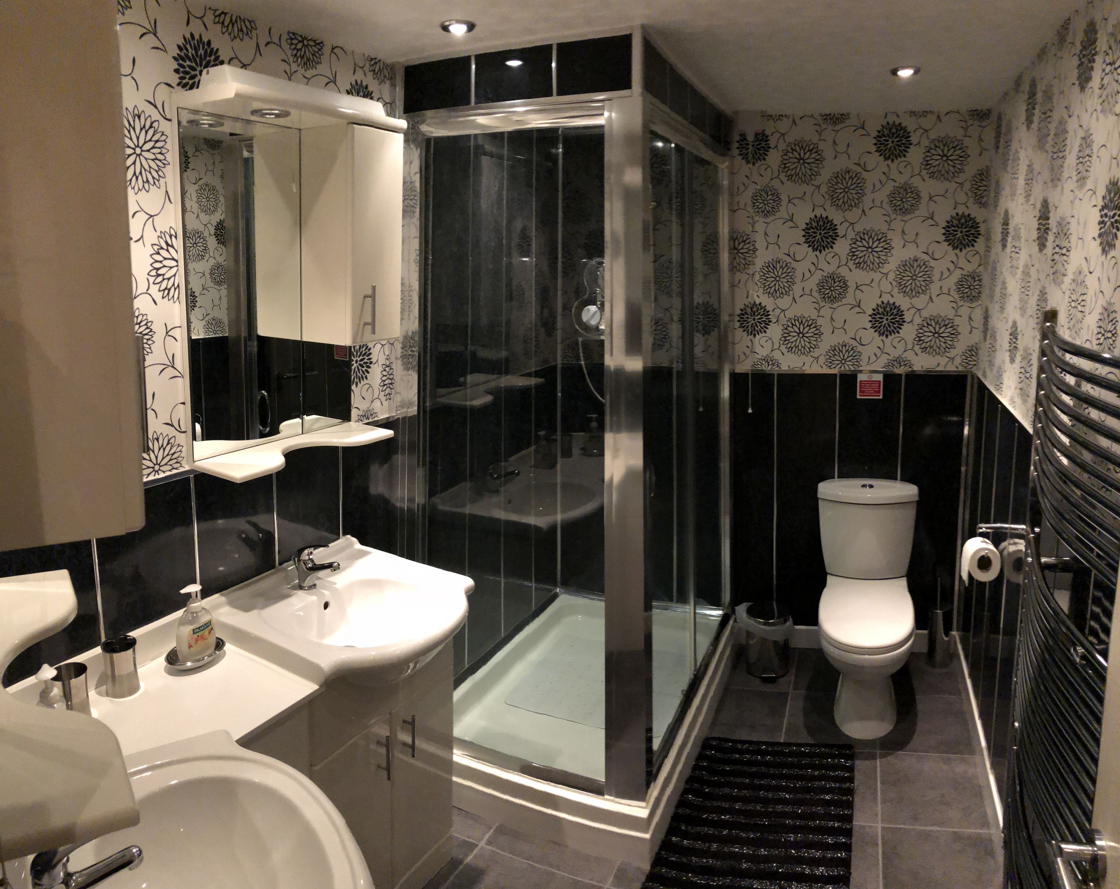 Apartamento familiar, 2 habitaciones | Baño | Ducha, secador de pelo, toallas y papel higiénico