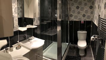 Apartamento familiar, 2 habitaciones | Baño | Ducha, secador de pelo, toallas y papel higiénico