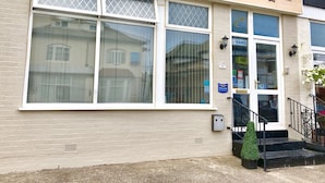 Un edificio con un cartel que dice "Empress Select Holiday Flats" y un cartel que indica "Sin disponibilidad".