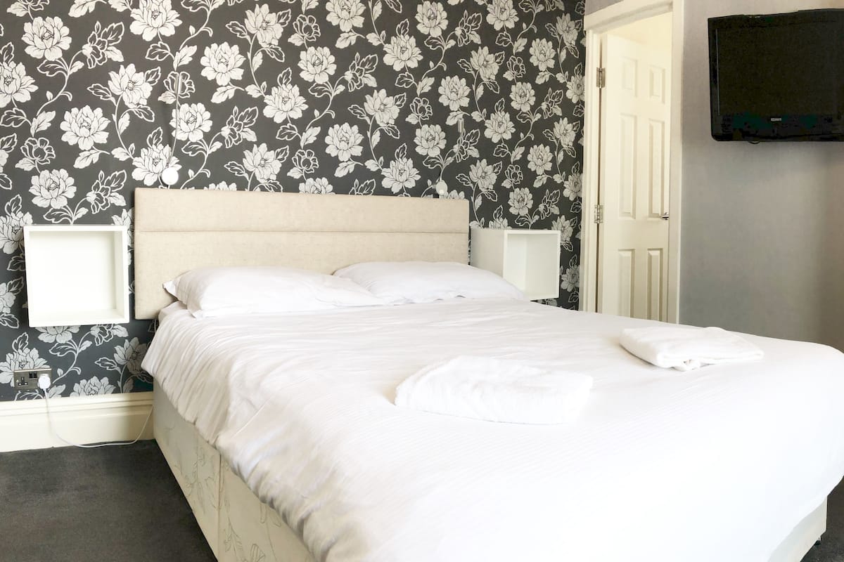 Apartment (for 2) | Iron/ironing board, WiFi (free), bed sheets