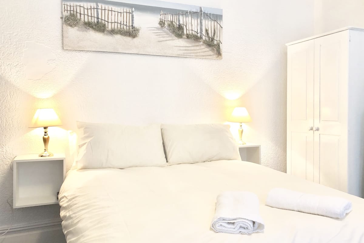 Studio (for 2) | Iron/ironing board, WiFi (free), bed sheets