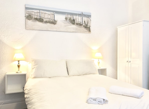 Iron/ironing board, free WiFi, bed sheets - Empress Select Holiday Flats (Blackpool)