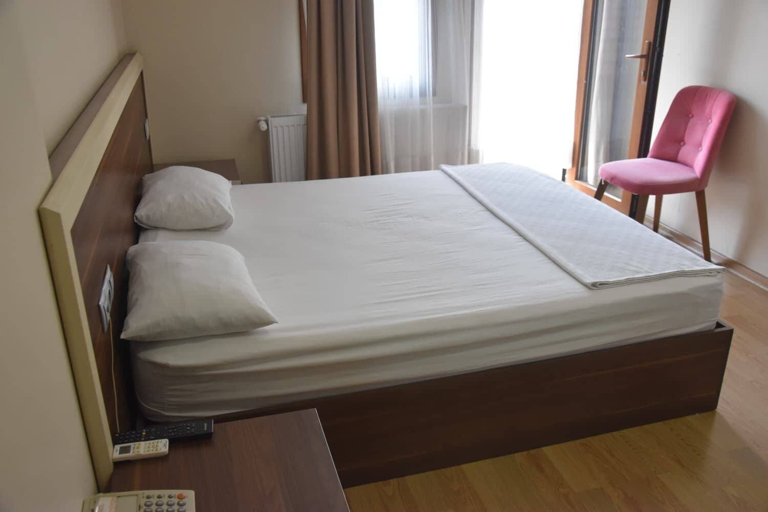 Een minibar, een bureau, verduisterende gordijnen, geluiddichte muren