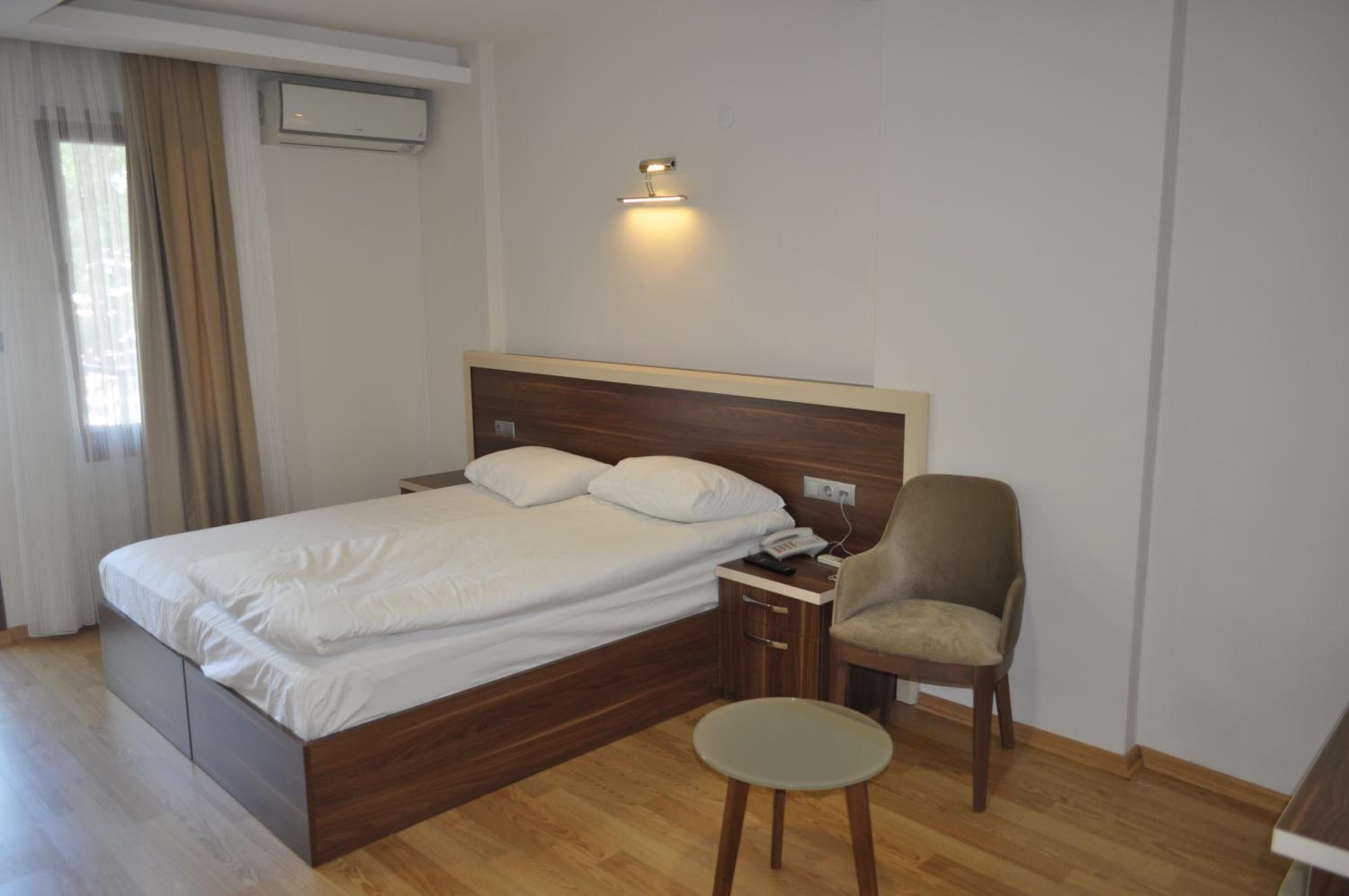 Een minibar, een bureau, verduisterende gordijnen, geluiddichte muren