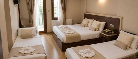 Vierbettzimmer | Schreibtisch, Verdunkelungsvorhänge, schallisolierte Zimmer