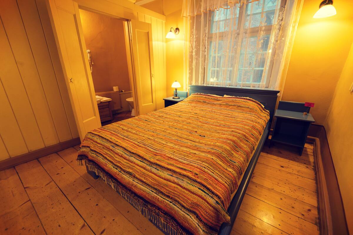 Habitación económica doble, 1 cama doble, no fumadores | Escritorio, tabla de planchar con plancha, camas supletorias