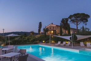 Piscina stagionale all'aperto, ombrelloni da piscina, lettini