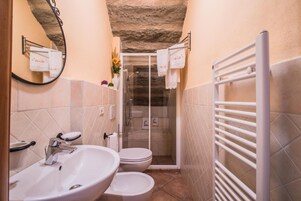 Hefðbundið herbergi - 2 svefnherbergi - reyklaust - útsýni yfir garð | Baðherbergi | Sturta, regnsturtuhaus, snyrtivörur án endurgjalds, hárblásari
