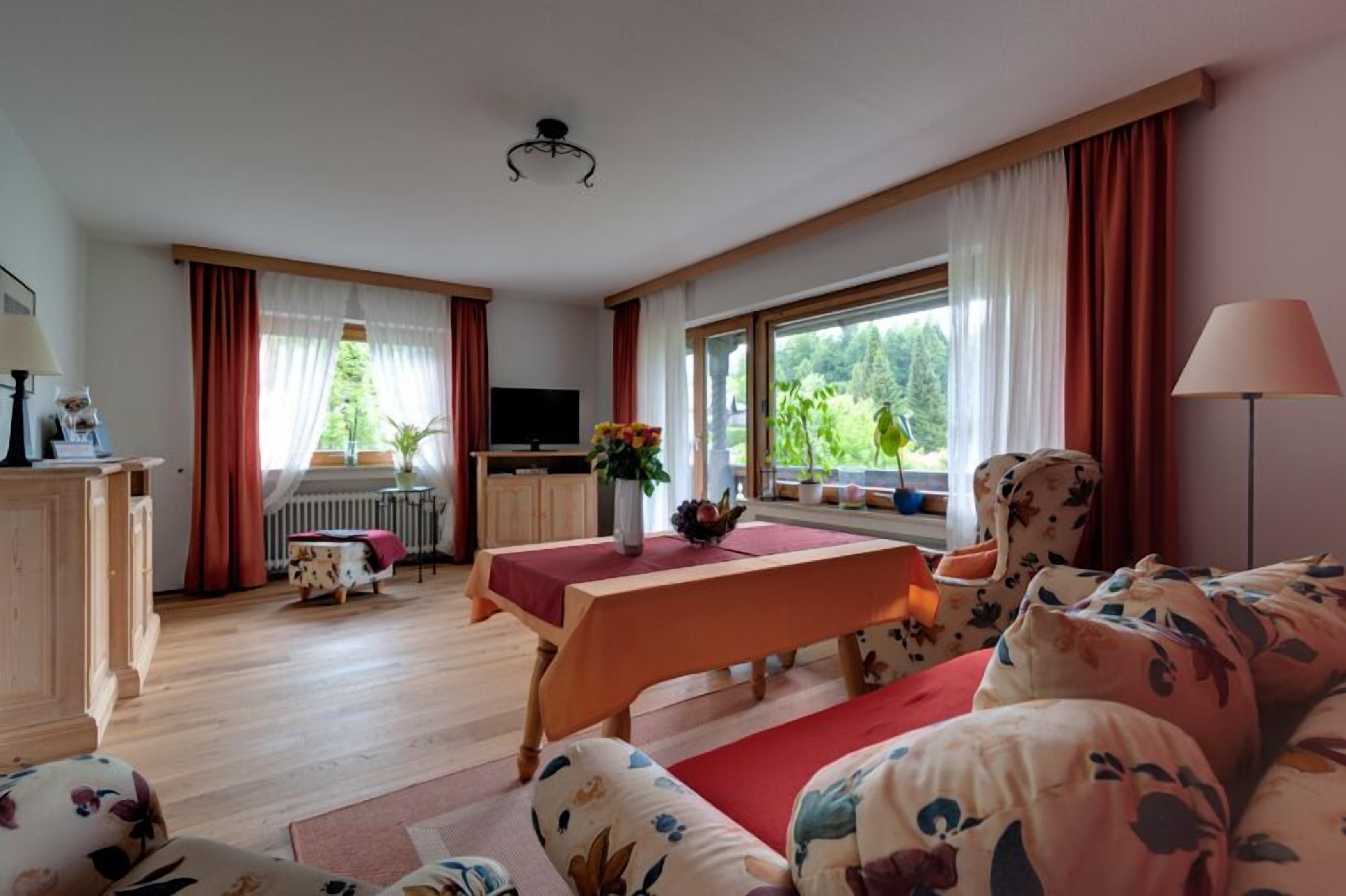 Căn hộ tiện nghi đơn giản (1) | Phòng khách | TV màn hình phẳng 