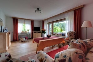 Comfort Apartment (1) | Living room | Flat-screen TV