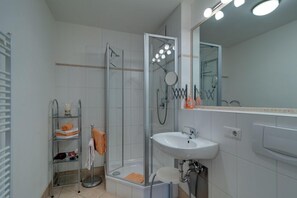 Comfort Apartment (1) | Bathroom | Shower, hair dryer, towels - Ferienwohnungen Andrea (Grainau)