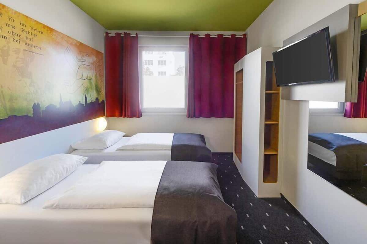 Twin Room | Hypo-allergenic bedding available, desk, WiFi (free), bed sheets