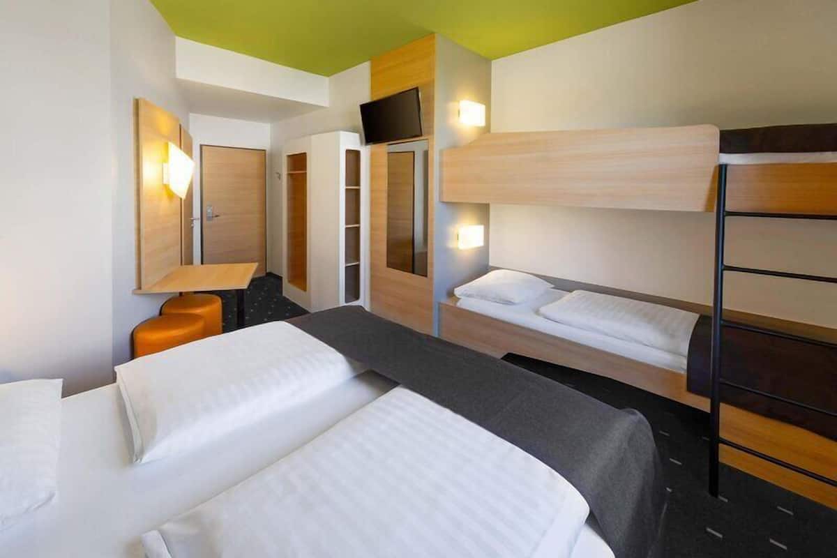 Quadruple Room | Hypo-allergenic bedding available, desk, WiFi (free), bed sheets