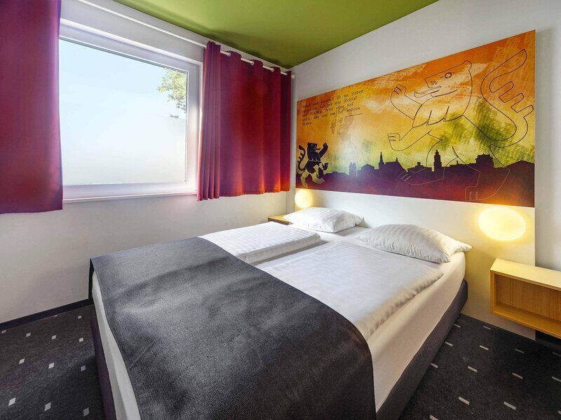 Hypo-allergenic bedding available, desk, WiFi (free), bed sheets
