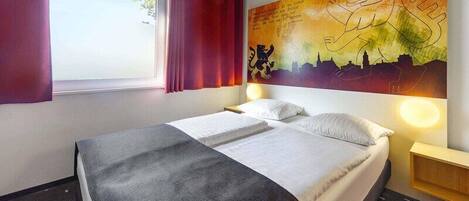 Hypo-allergenic bedding, desk, free WiFi, bed sheets