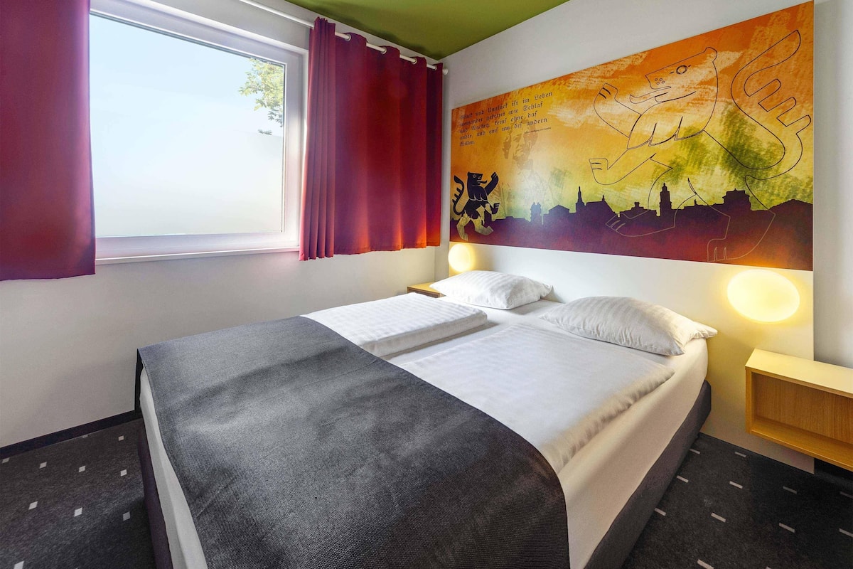 Hypo-allergenic bedding, desk, free WiFi, bed sheets