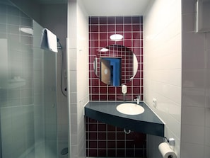 Douche, séchoir à cheveux, serviettes fournies, savon