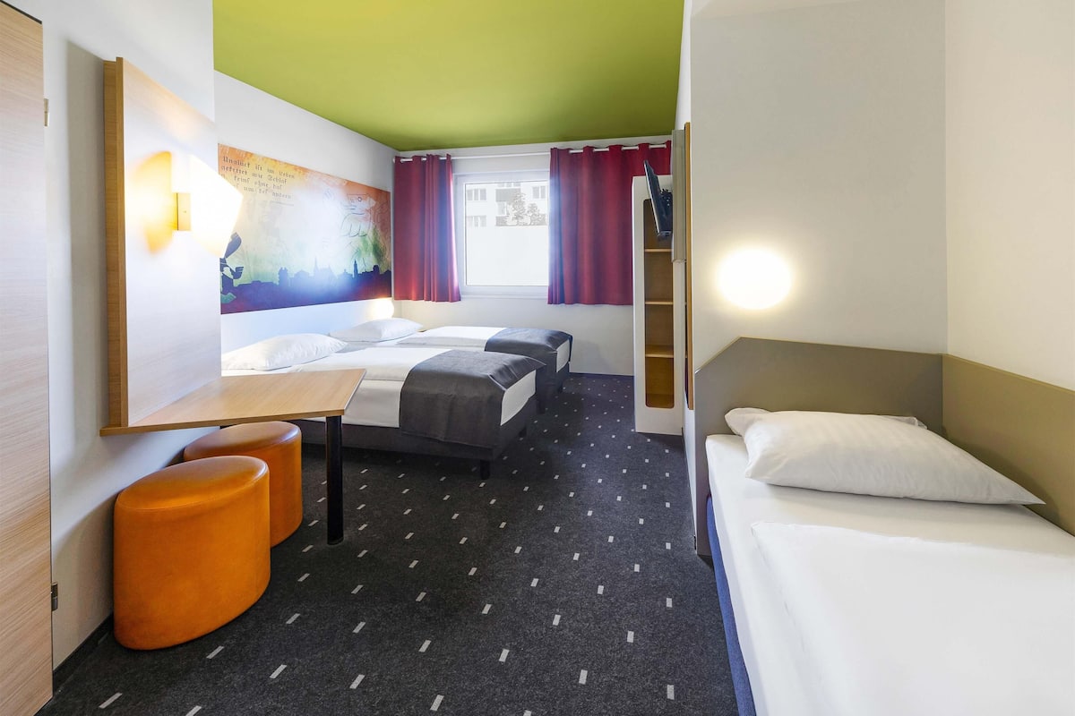 Dreibettzimmer | Allergikerbettwaren, Schreibtisch, kostenloses WLAN, Bettwäsche