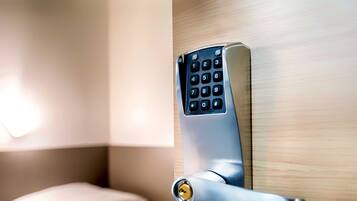 Hypo-allergenic bedding, desk, free WiFi, bed sheets